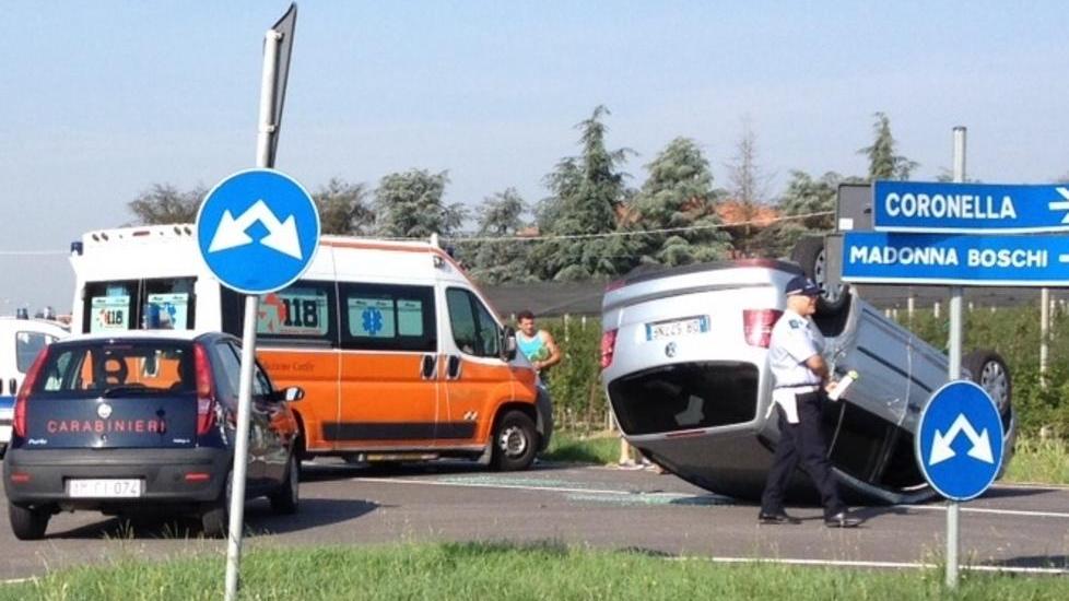 Paura dopo lo scontro, auto si ribalta