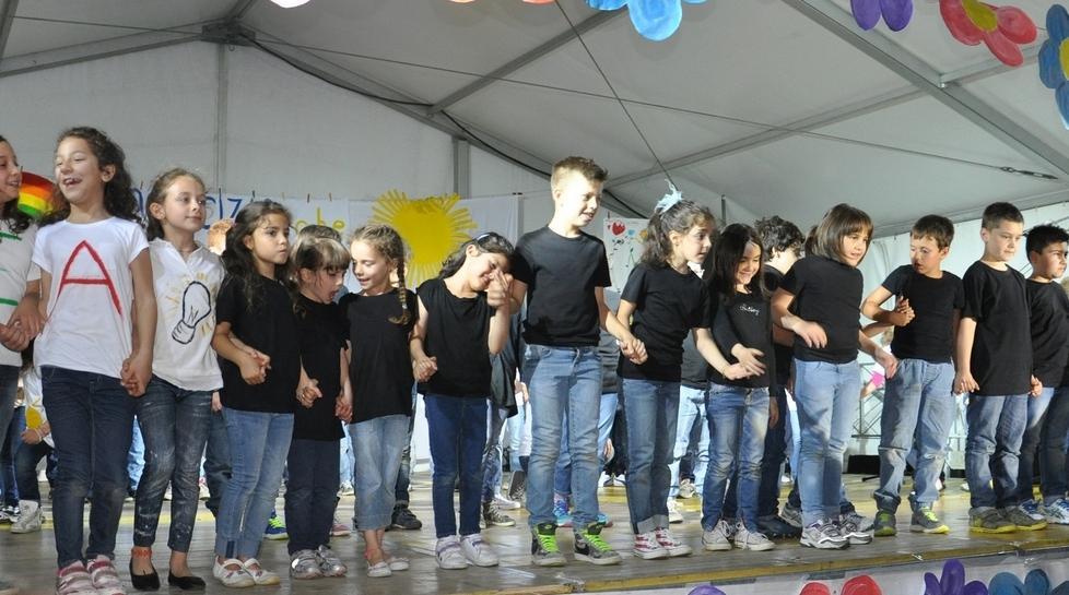 I bambini mettono un fiore al castello 