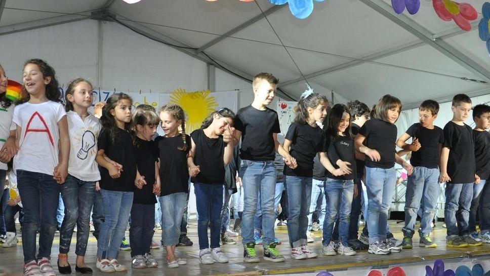 I bambini mettono un fiore al castello