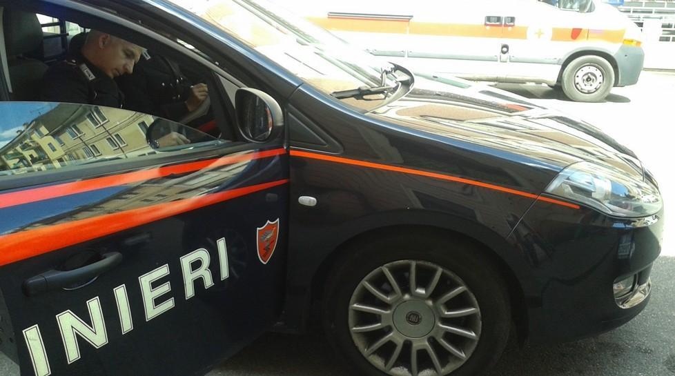Picchia il padre a ripetizione: arrestato 