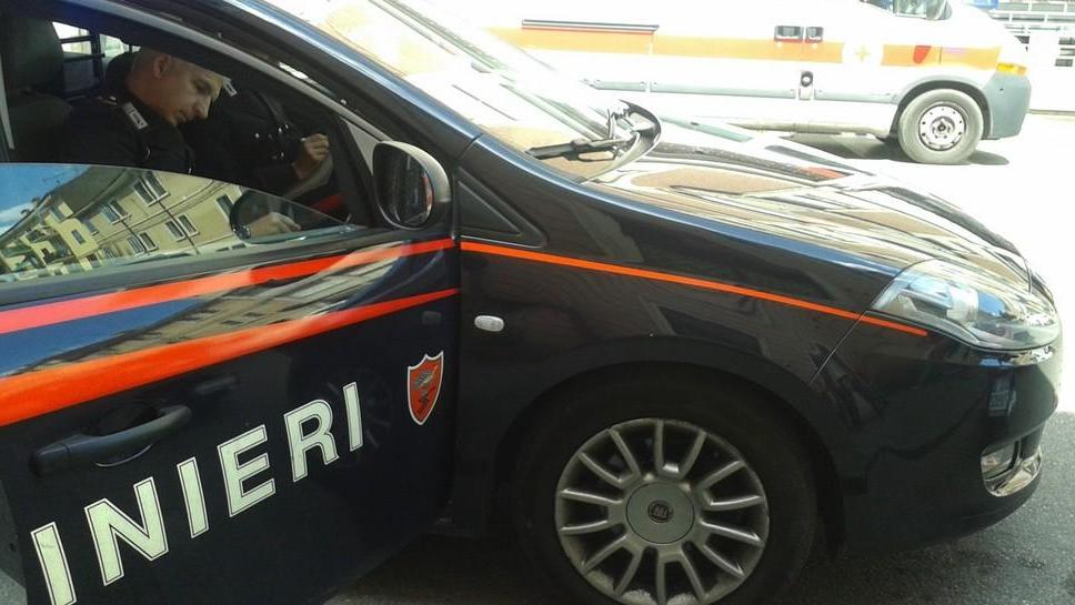 Picchia il padre a ripetizione: arrestato