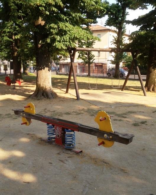 Atti osceni nel parco dei bimbi 