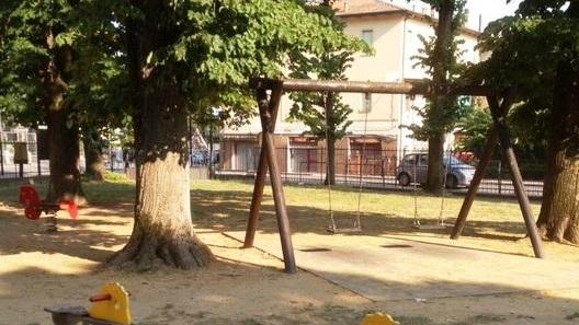 Atti osceni nel parco dei bimbi