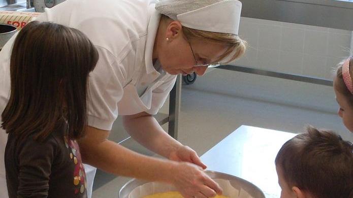 In pensione dopo 25 anni la cuoca Loretta Borghi