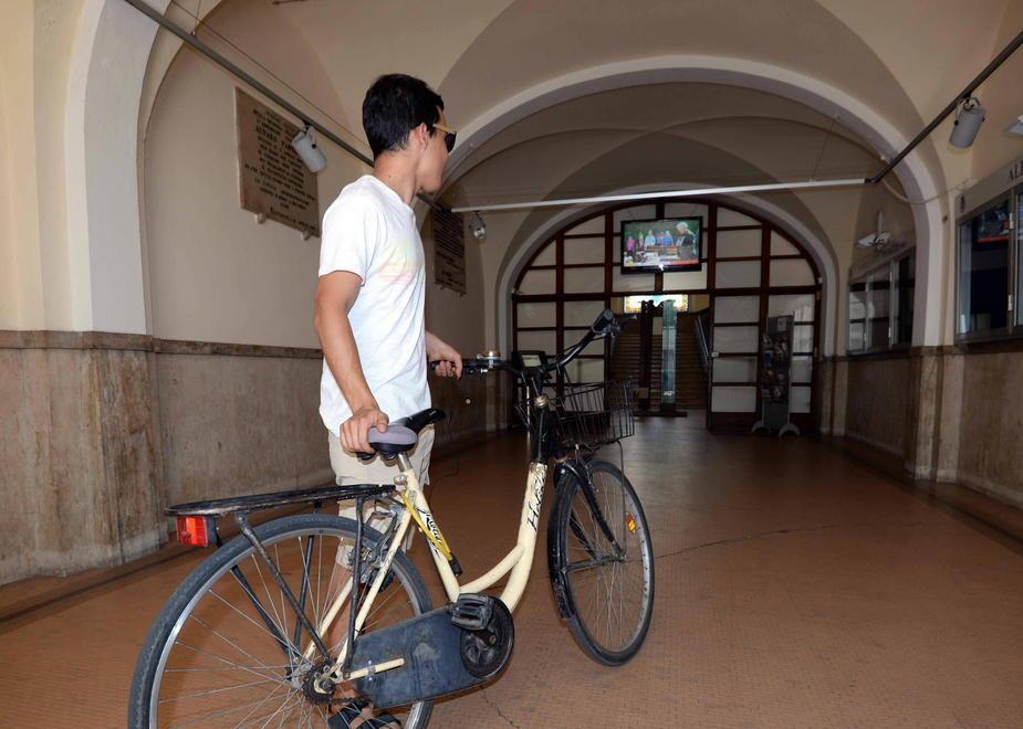 In Comune le biciclette possono entrare, ma solo spinte a mano 