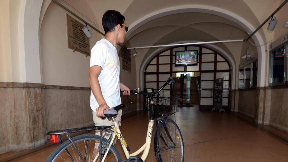 In Comune le biciclette possono entrare, ma solo spinte a mano