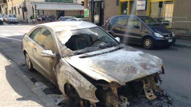 Mercedes in fiamme in via Masaccio, ignote la cause del rogo