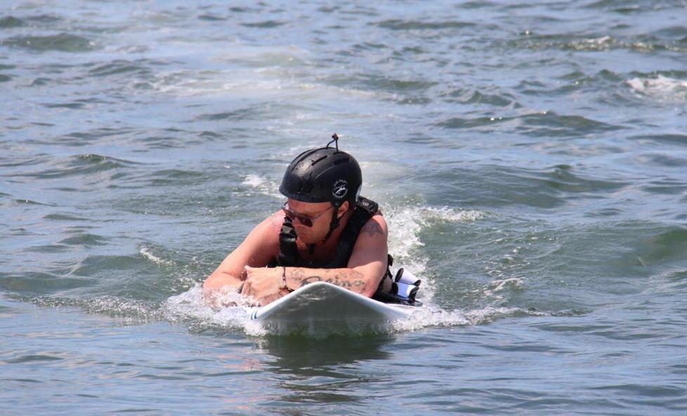Quei surfisti speciali sulla tavola a motore 