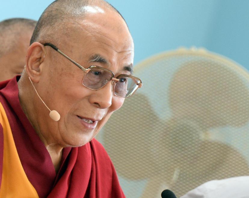 Nogarin consegna al Dalai Lama la pergamena di cittadinanza 