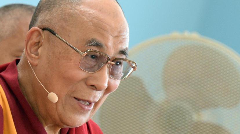 Nogarin consegna al Dalai Lama la pergamena di cittadinanza