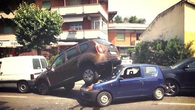 Scontro tra quattro auto in via Bassi