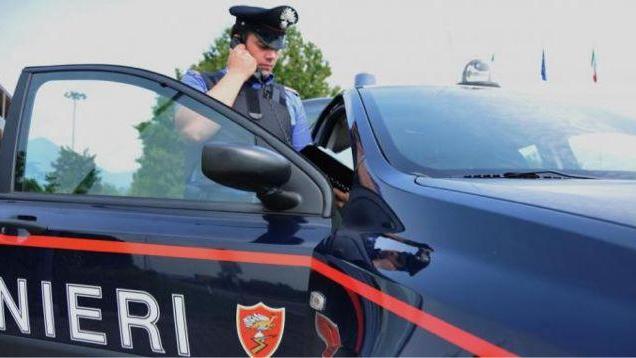 Insulti e minacce alla madre per ottenere droga: denunciato