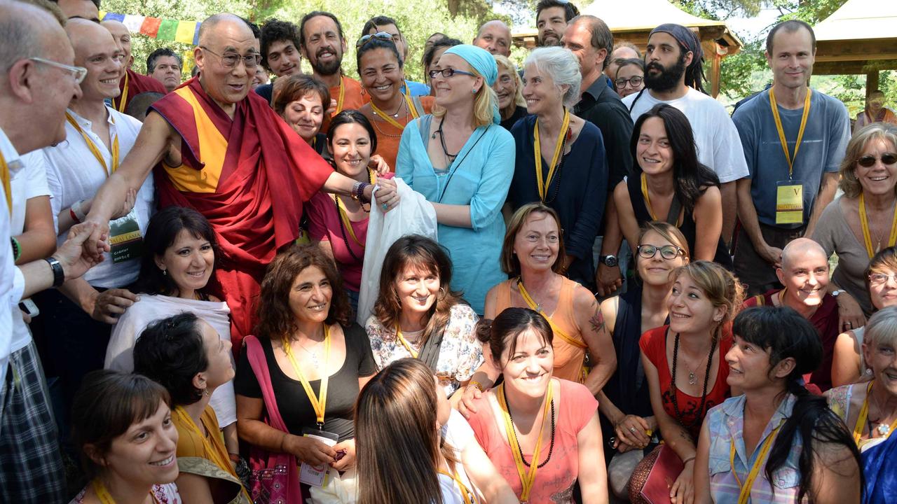 Il Dalai Lama benedice il terreno su cui sorgerà il nuovo monastero buddista
