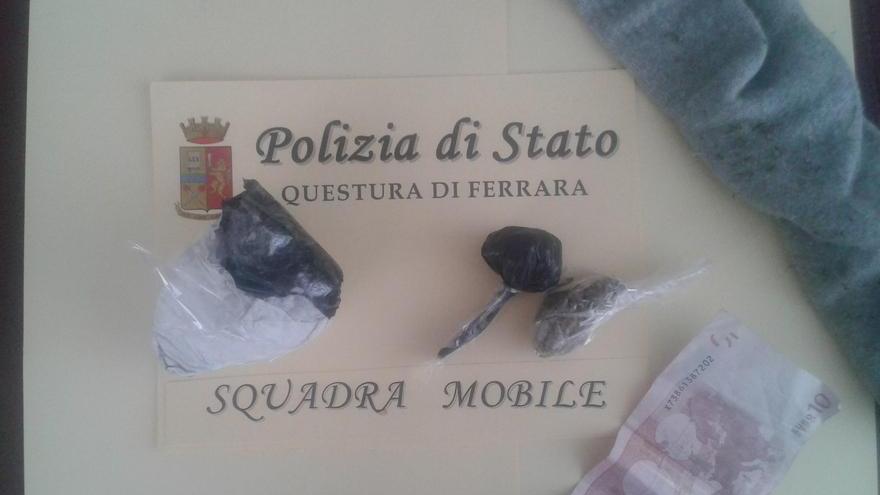 Spacciava sulle Mura di via IV Novembre, arrestato