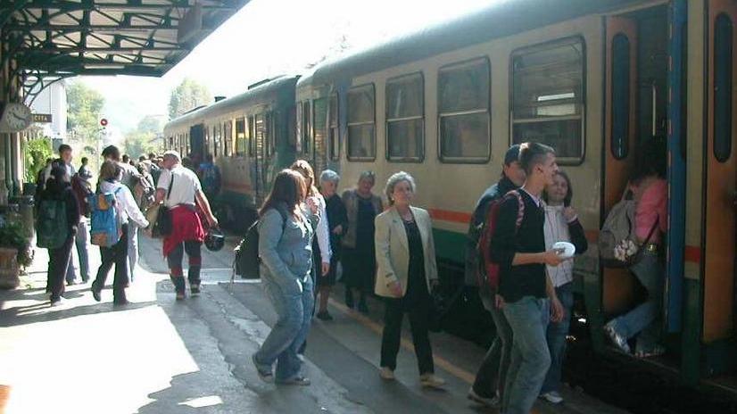 Frana sui binari, interrotta la Lucca-Aulla