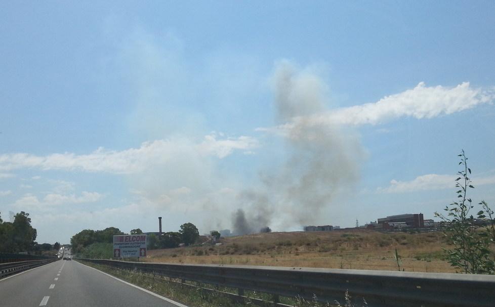Roghi in tutto l’hinterland cagliaritano, superlavoro per i vigili del fuoco 