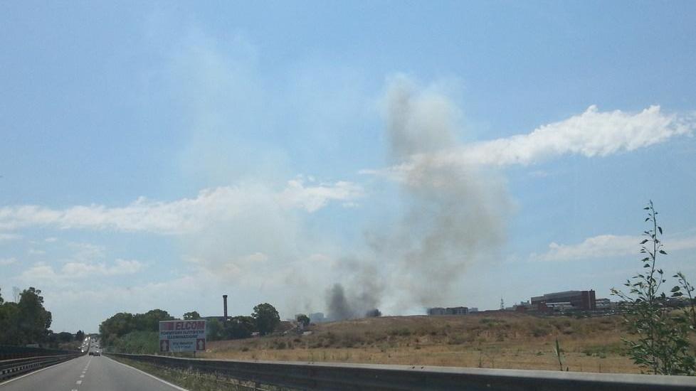 Roghi in tutto l’hinterland cagliaritano, superlavoro per i vigili del fuoco