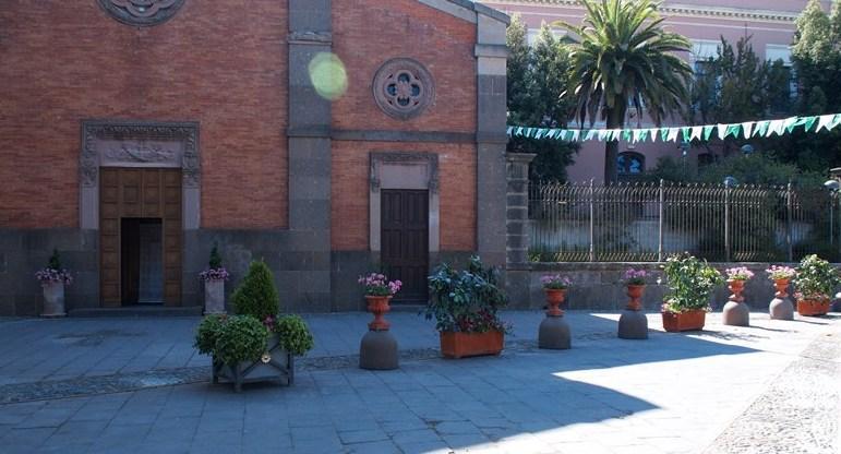 Sassari, i fiori snaturano la piazza e così resta solo il cemento 