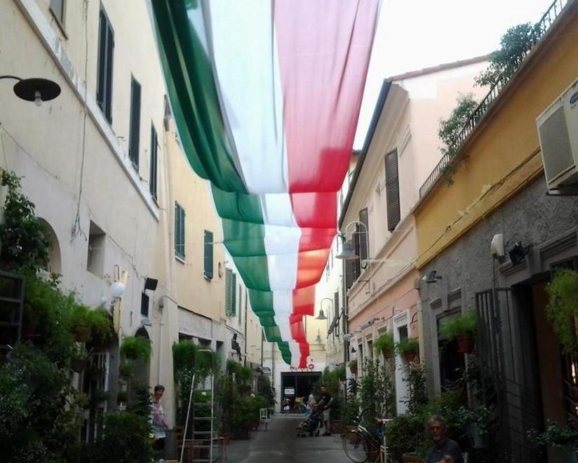 Maxi tricolore in centro per tifare gli azzurri 