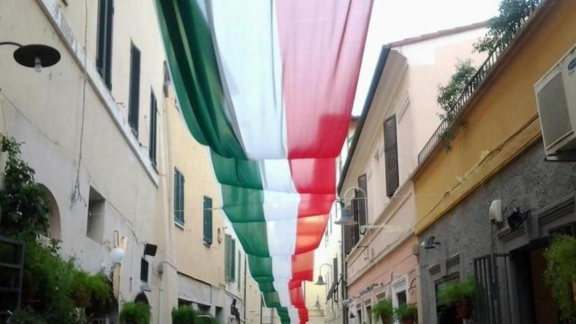 Maxi tricolore in centro per tifare gli azzurri