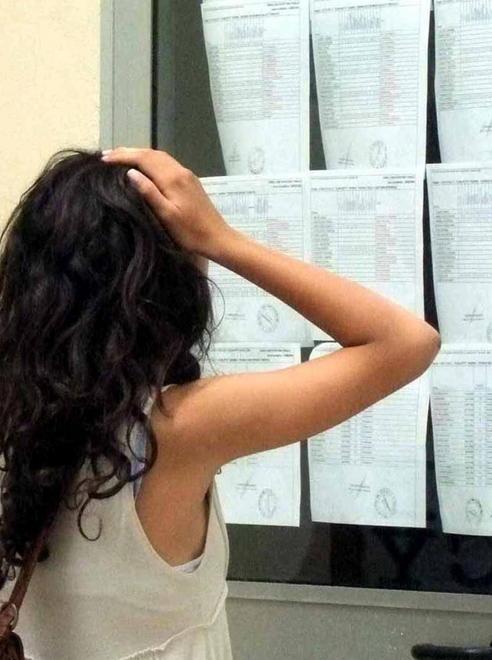 Le bocciano il figlio e scatena la gazzarra A scuola arriva il 113
