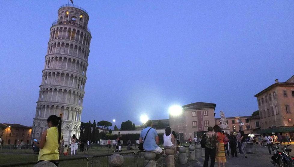 Torre pendente illuminata, sarà uno spettacolo
