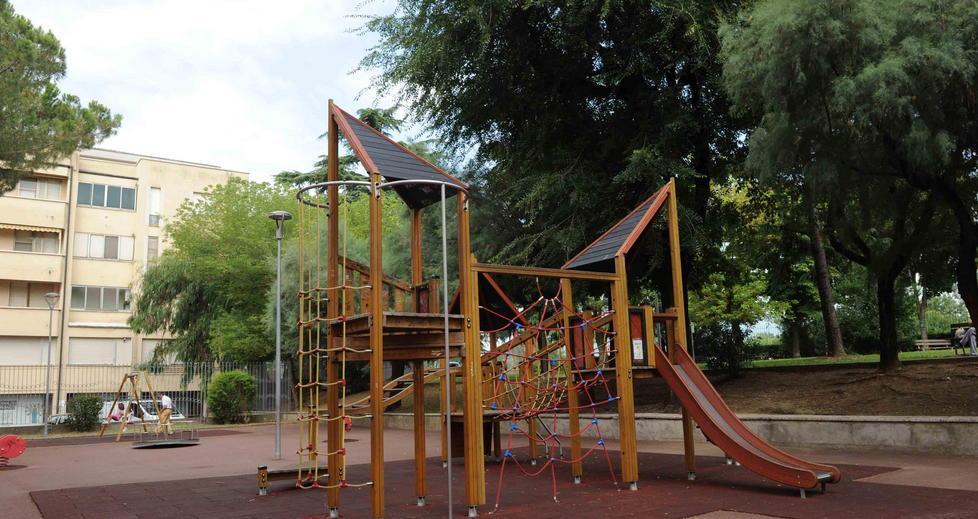 Palpeggia minorenne ai giardini: in cella 