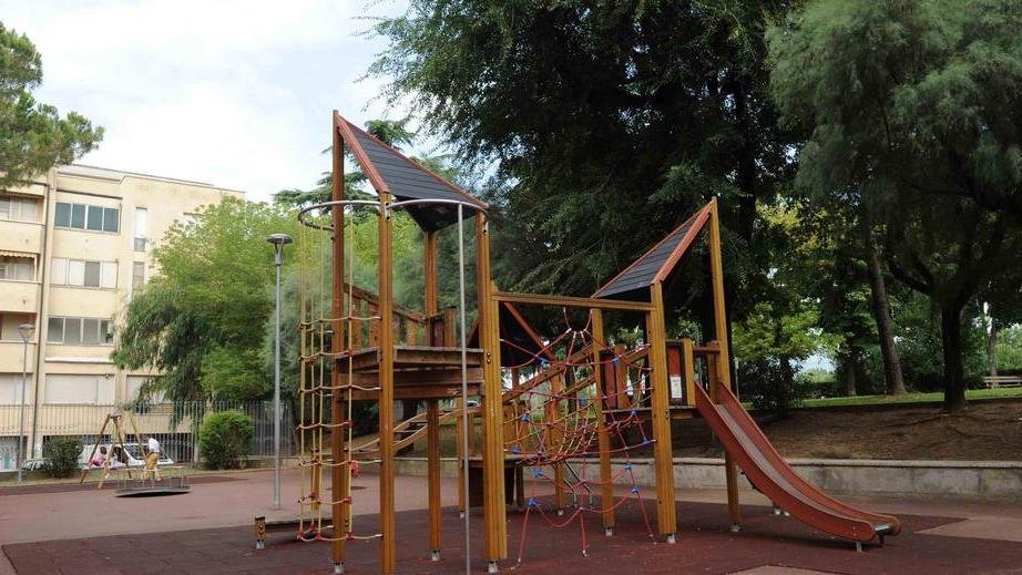 Palpeggia minorenne ai giardini: in cella