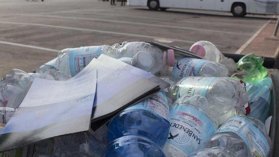 Sporcizia e rifiuti nel parcheggio dei pullman turistici