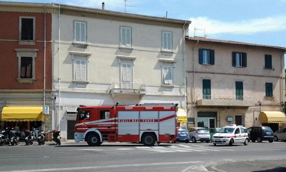 Cornicione cade sul marciapiede