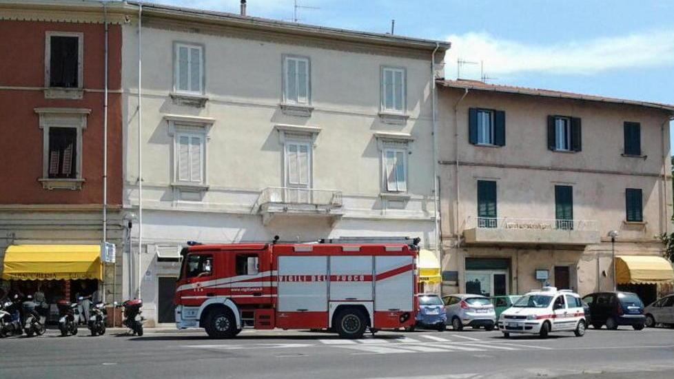 Cornicione cade sul marciapiede
