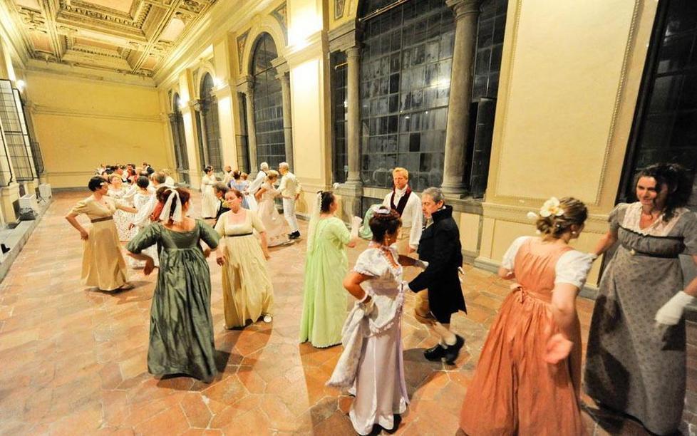 Un gran ballo in costume con ben cento danzatori 