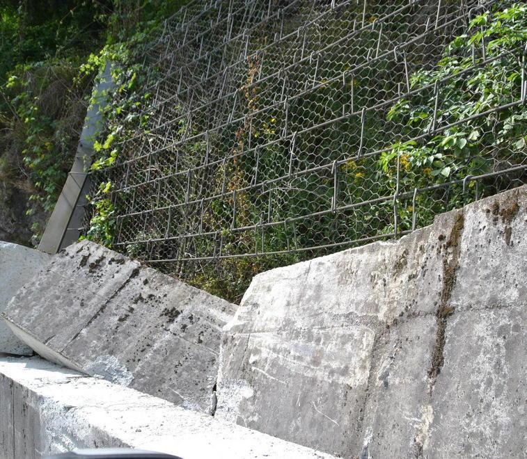 Crolla muro di bozze messo a protezione della sede stradale 