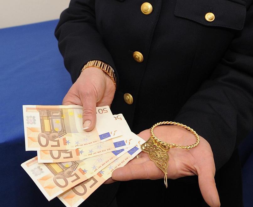 Si finge poliziotto per truffare un’anziana 