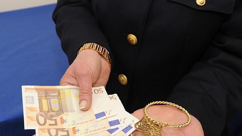 Si finge poliziotto per truffare un’anziana