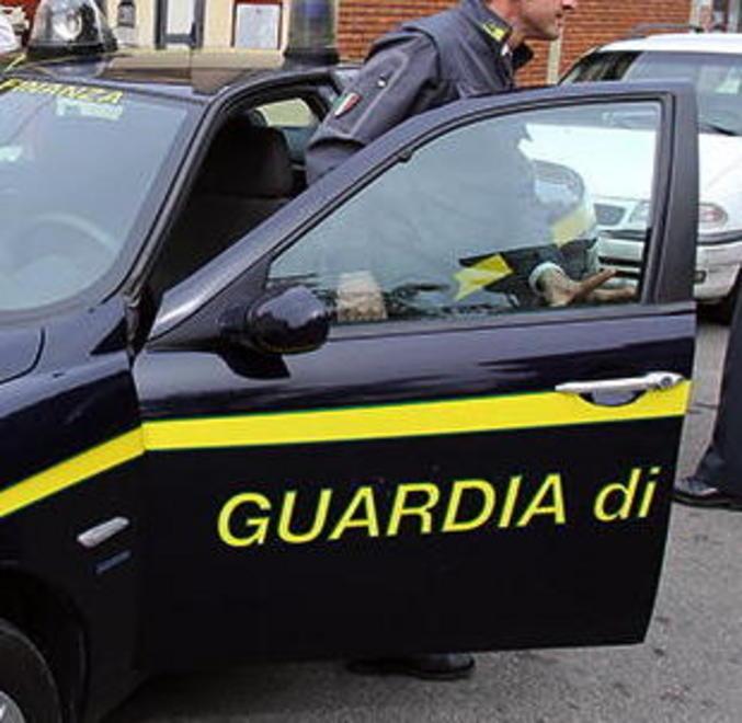 Nel mirino anche le case affittate alle fiamme gialle 