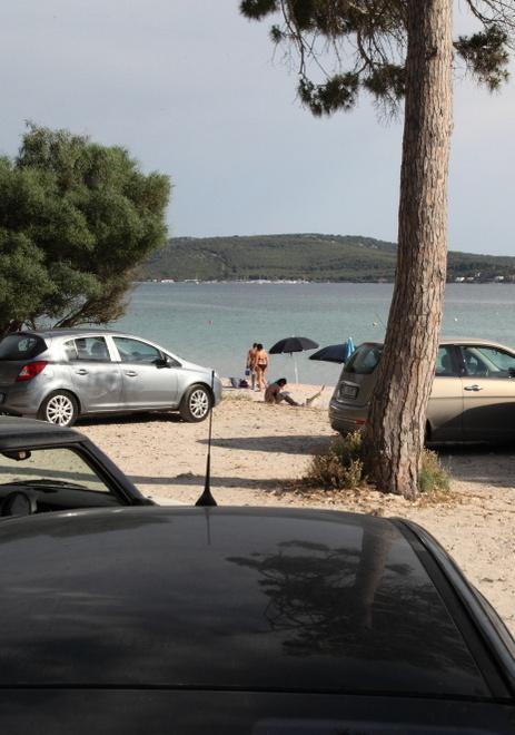 Parcheggio selvaggio a Pineta Mugoni, sicurezza a rischio 