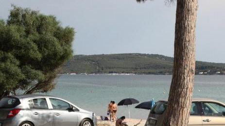 Parcheggio selvaggio a Pineta Mugoni, sicurezza a rischio