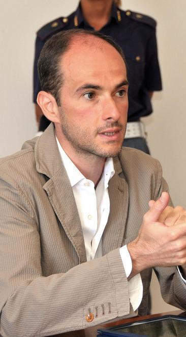 Calci e pugni per rapinarlo, due arresti 