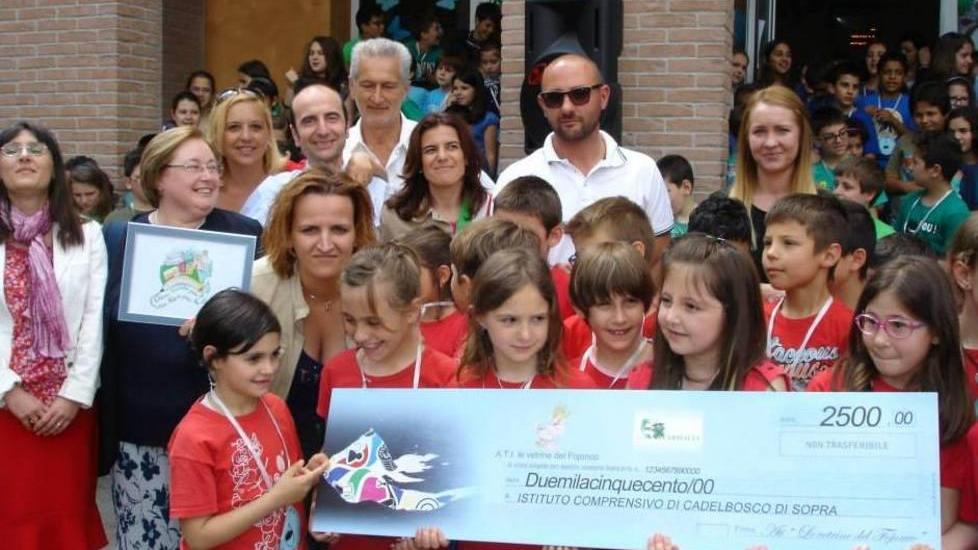 Un assegno per le scuole dalle “Vetrine del Fojonco”
