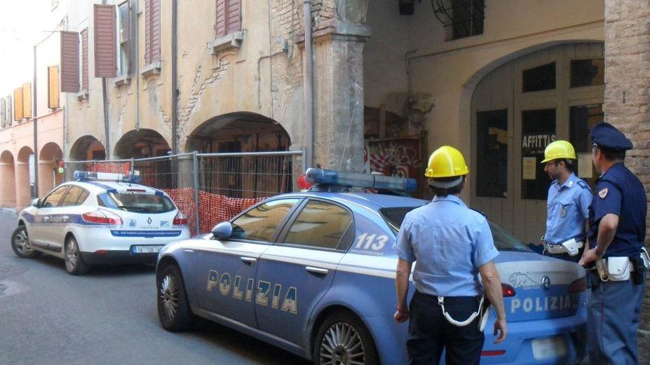 Clandestini e lavoro nero: blitz all’alba della polizia