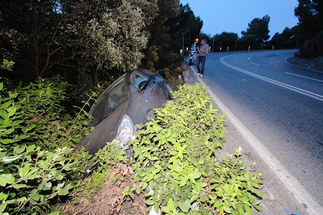 Auto fuori strada nella notte al Rogiolo