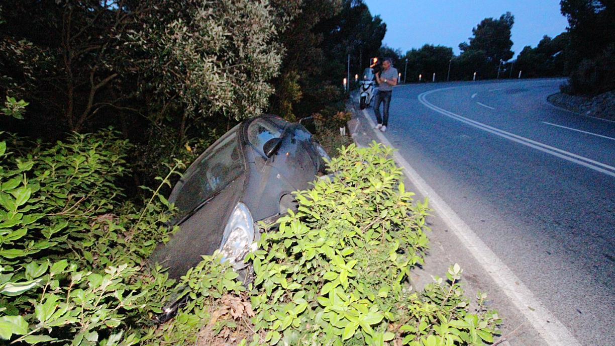 Auto fuori strada nella notte al Rogiolo