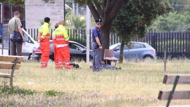 Si spara davanti ai passanti nel parco alla Rosa