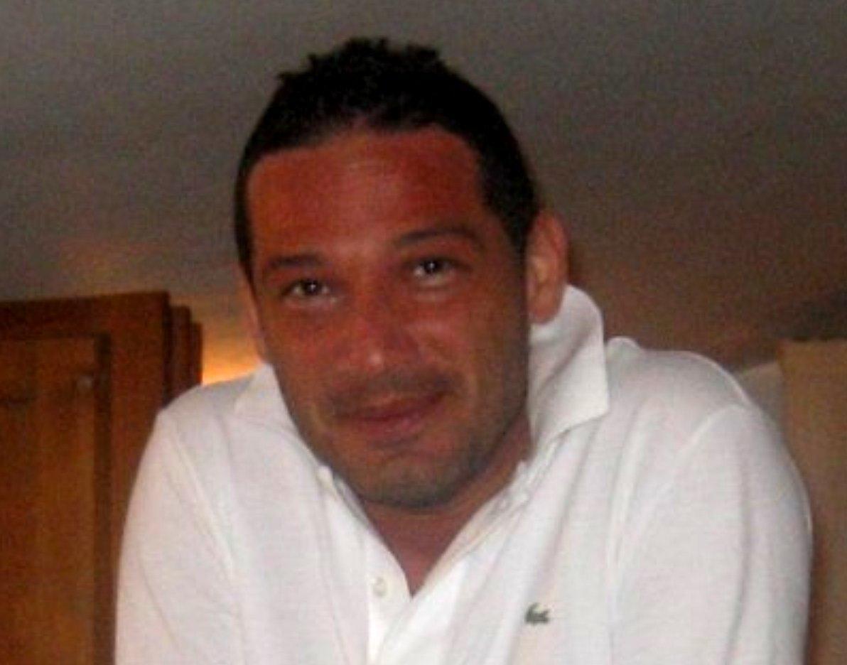 Perde il controllo e si schianta su un muro: muore un motociclista