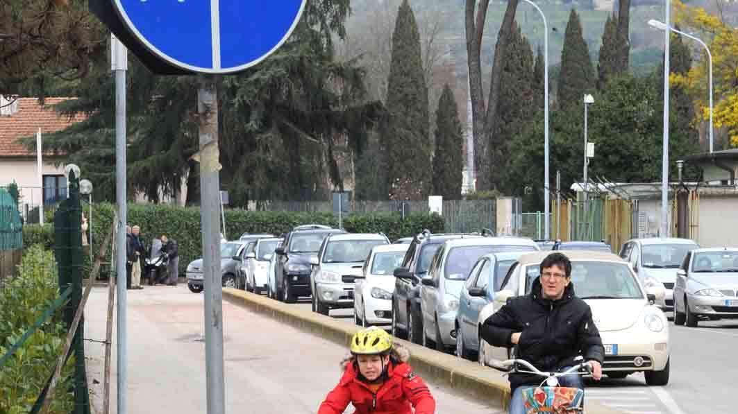Prato, ai ciclisti multe salate se pedalano fuori dalle ciclabili, ma nessuno lo sa