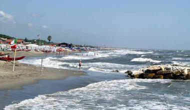 Arriva la sabbia, 12 bagni sono salvi 