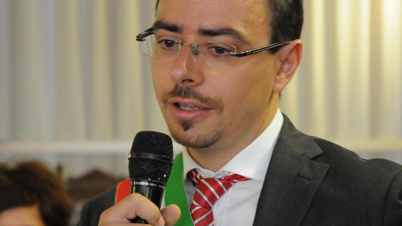 Follonica: il sindaco Benini dà una sforbiciata ai dirigenti