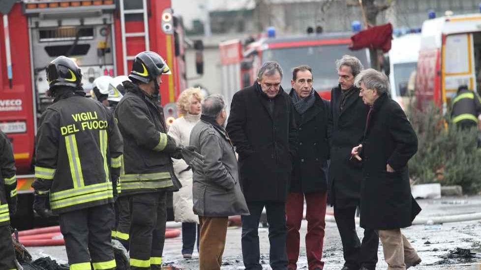 Enrico Rossi ai funerali degli operai morti alla Teresa Moda
