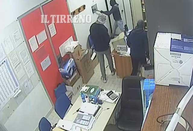 Monsummano, furto nella notte alla piscina comunale: via 10mila euro 